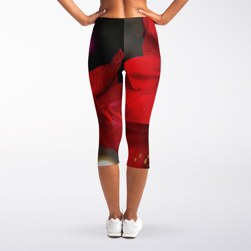 Red Amaryllis Print Women's Capri Leggings