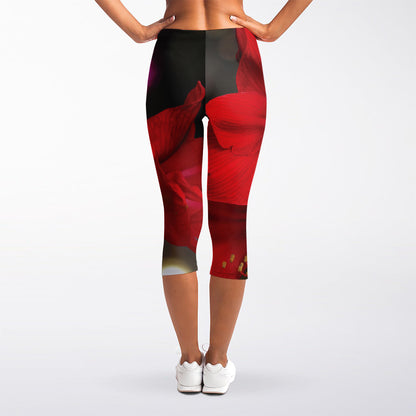 Red Amaryllis Print Women's Capri Leggings