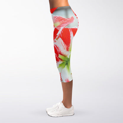 Red And White Amaryllis Print Women's Capri Leggings