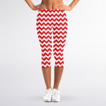 Red And White Chevron Pattern Print Women's Capri Leggings