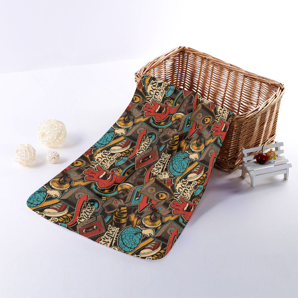 Retro Graffiti Pattern Print Towel