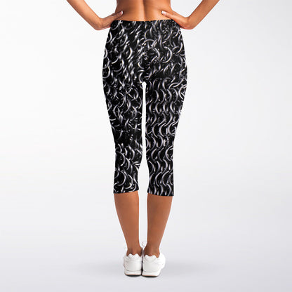 Silver Chainmail Print Women's Capri Leggings