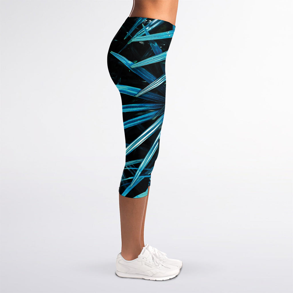 Turquoise Tropical Leaves Print Women's Capri Leggings