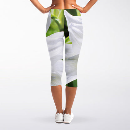 White Amaryllis Print Women's Capri Leggings
