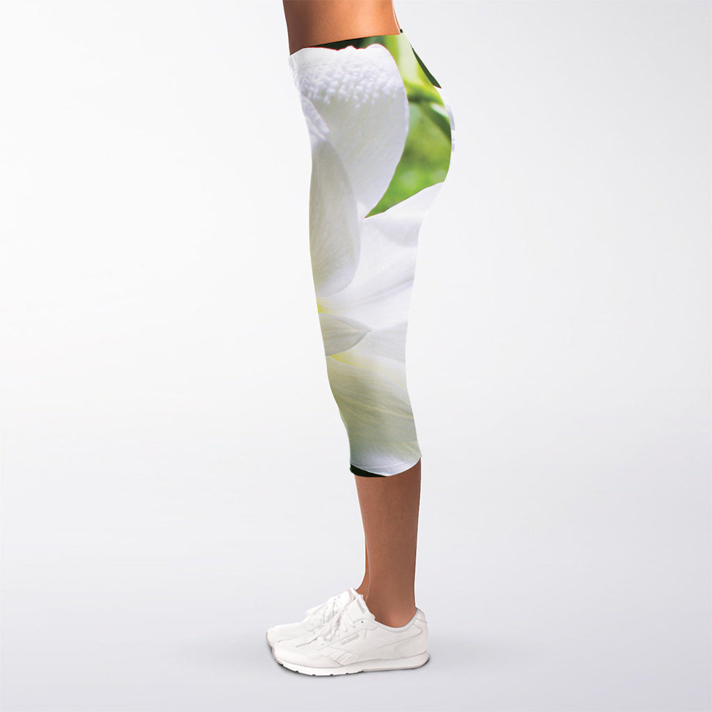 White Amaryllis Print Women's Capri Leggings