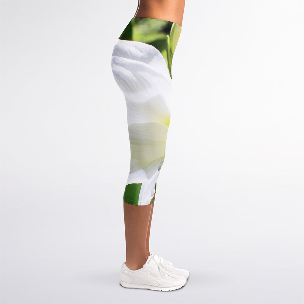 White Amaryllis Print Women's Capri Leggings