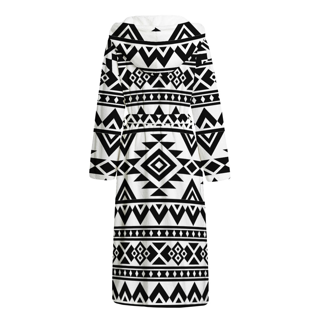 White And Black Aztec Pattern Print Hooded Bathrobe