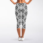 White And Black Damask Pattern Print Women's Capri Leggings