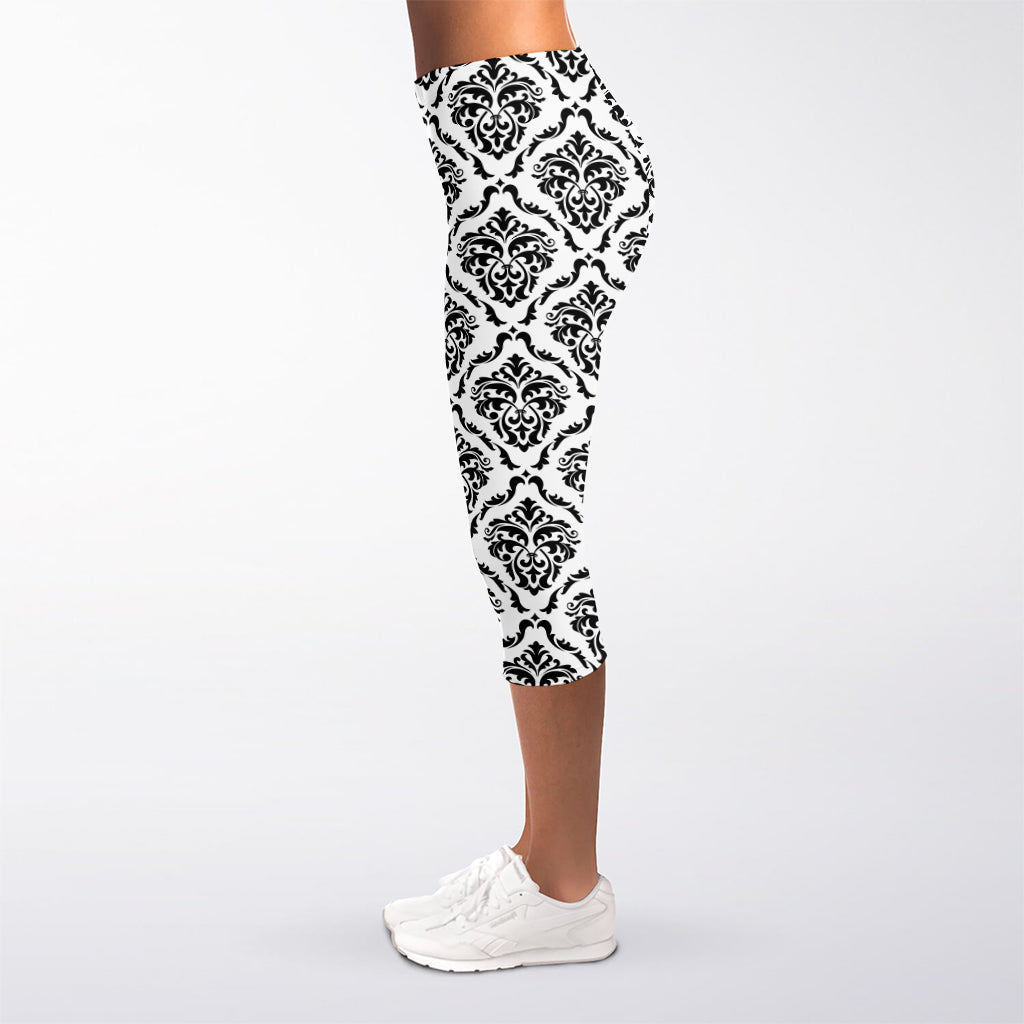White And Black Damask Pattern Print Women's Capri Leggings