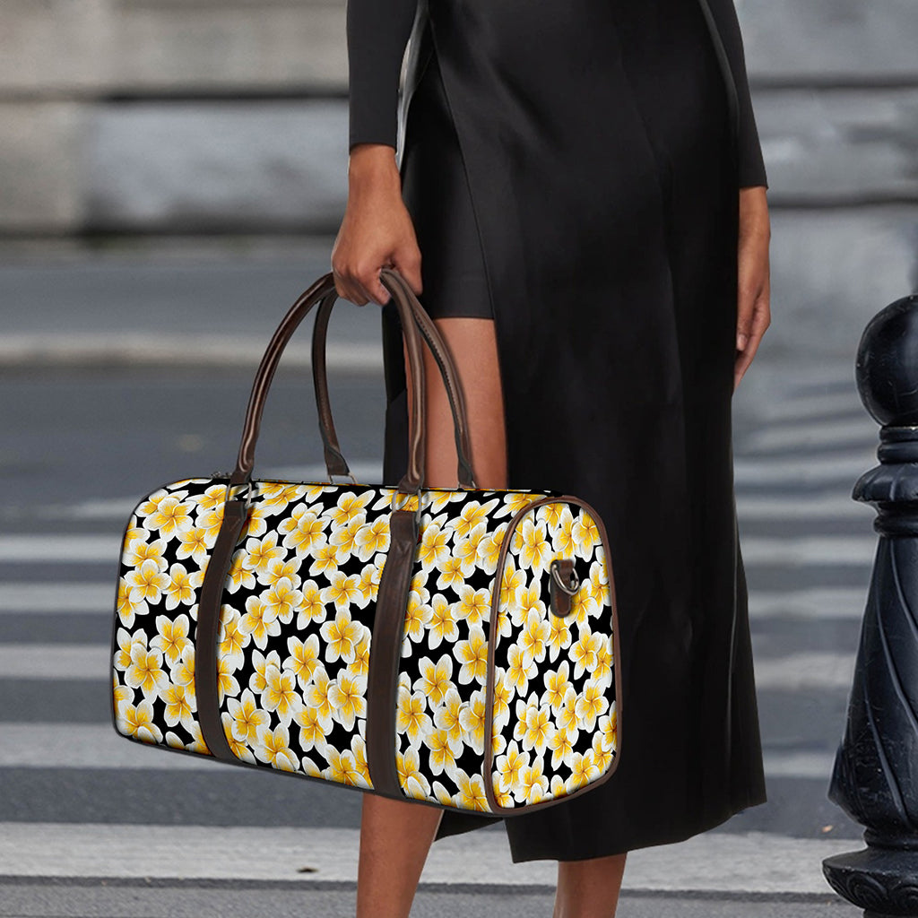 White And Black Frangipani Pattern Print Duffle Bag