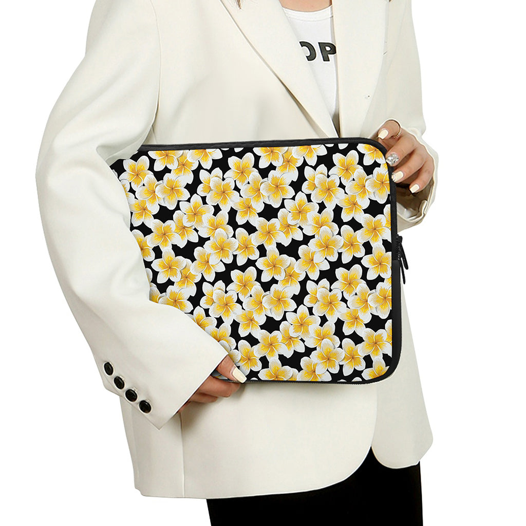 White And Black Frangipani Pattern Print Laptop Sleeve