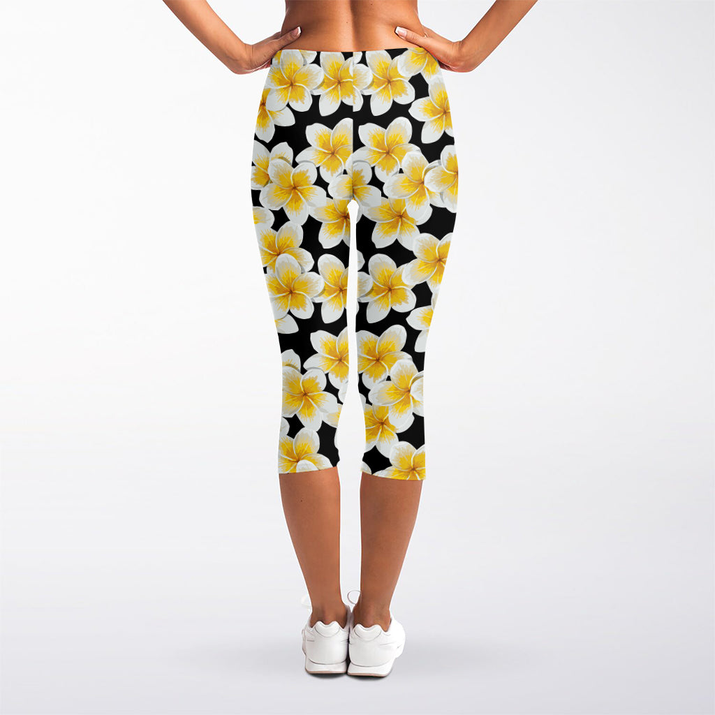 White And Black Frangipani Pattern Print Women's Capri Leggings
