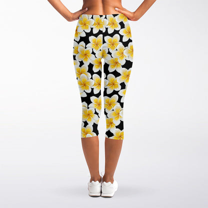 White And Black Frangipani Pattern Print Women's Capri Leggings