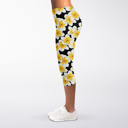 White And Black Frangipani Pattern Print Women's Capri Leggings