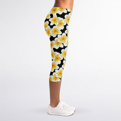 White And Black Frangipani Pattern Print Women's Capri Leggings