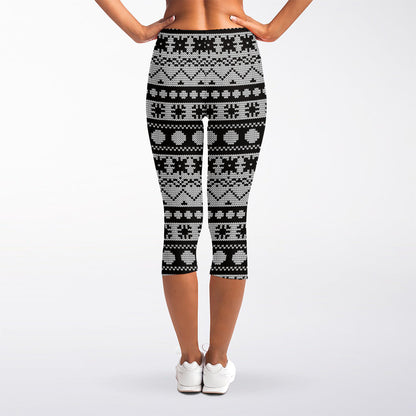 White And Black Knitted Pattern Print Women's Capri Leggings