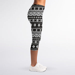 White And Black Knitted Pattern Print Women's Capri Leggings