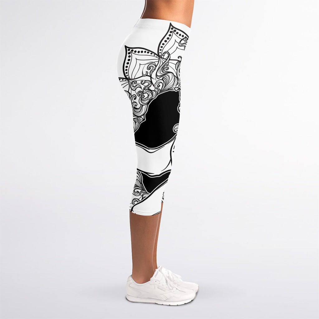 White And Black Leo Sign Print Women's Capri Leggings