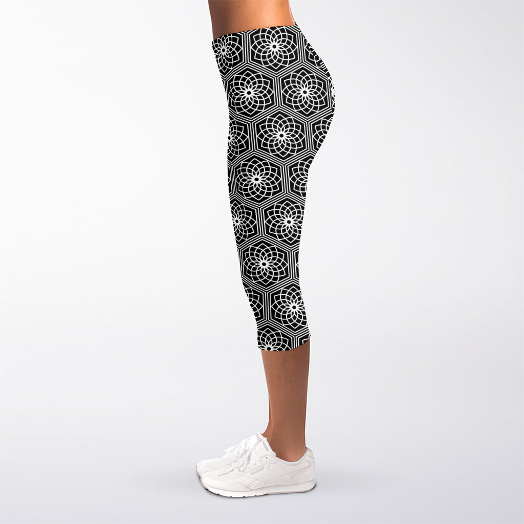 White And Black Lotus Pattern Print Women's Capri Leggings