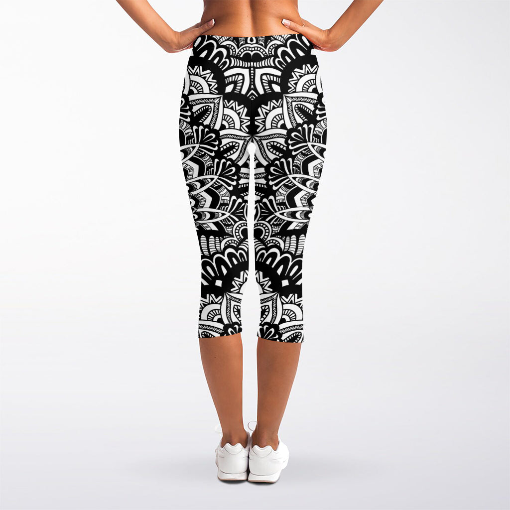 White And Black Mandala Print Women's Capri Leggings