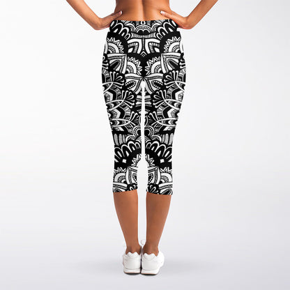 White And Black Mandala Print Women's Capri Leggings