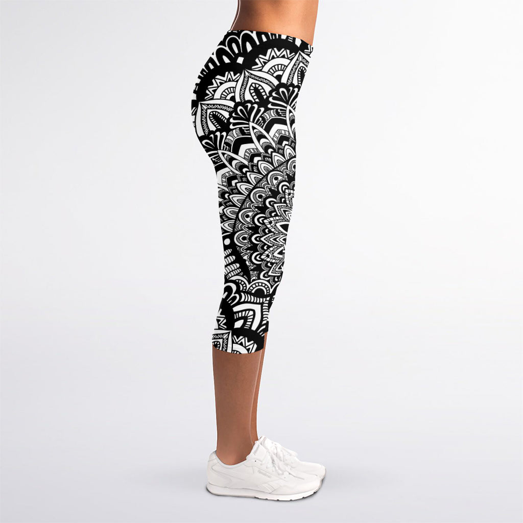 White And Black Mandala Print Women's Capri Leggings