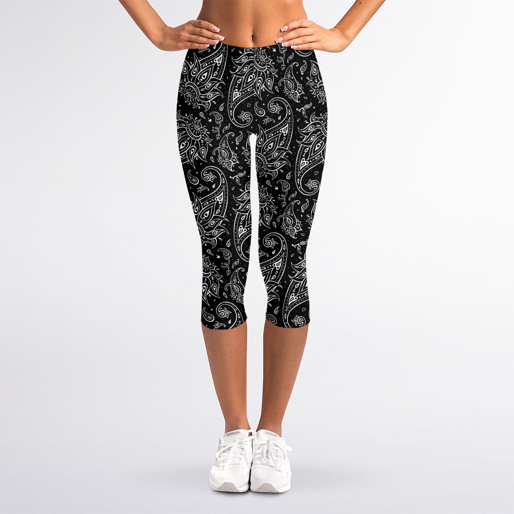 White And Black Paisley Pattern Print Women's Capri Leggings