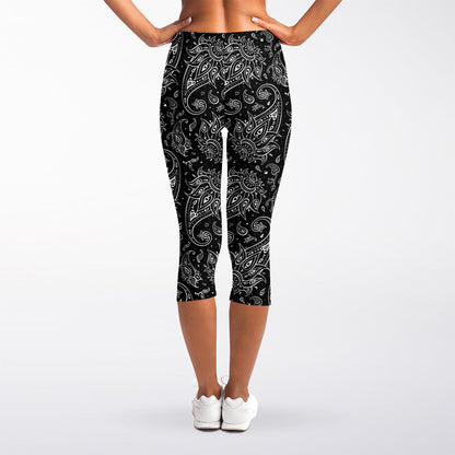 White And Black Paisley Pattern Print Women's Capri Leggings