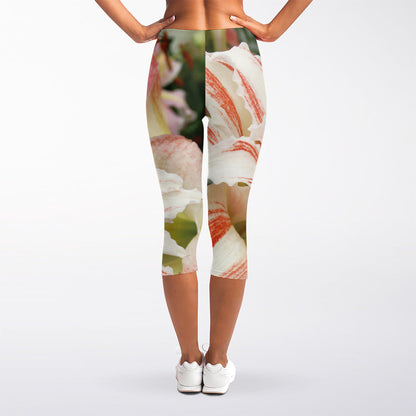 White And Pink Amaryllis Print Women's Capri Leggings