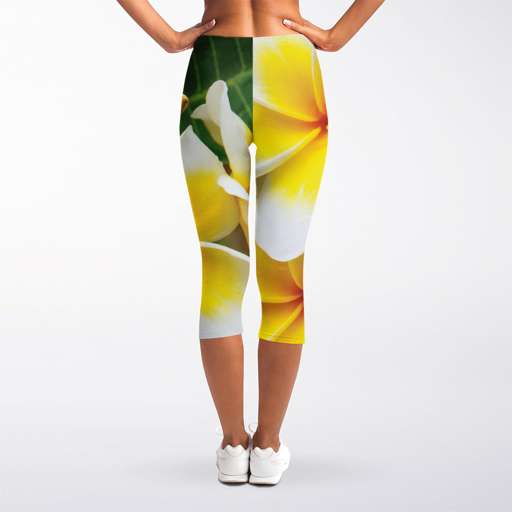 White And Yellow Plumeria Flower Print Women's Capri Leggings