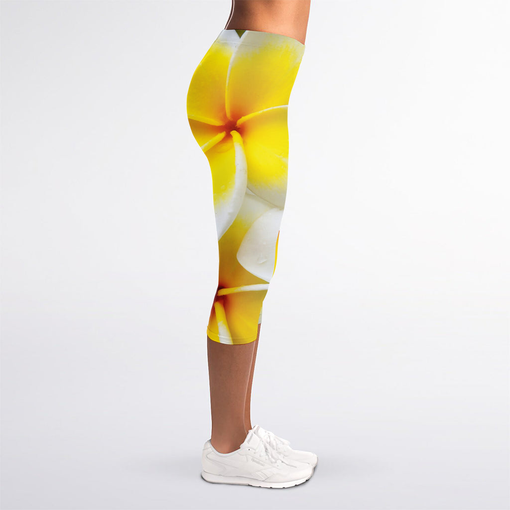 White And Yellow Plumeria Flower Print Women's Capri Leggings
