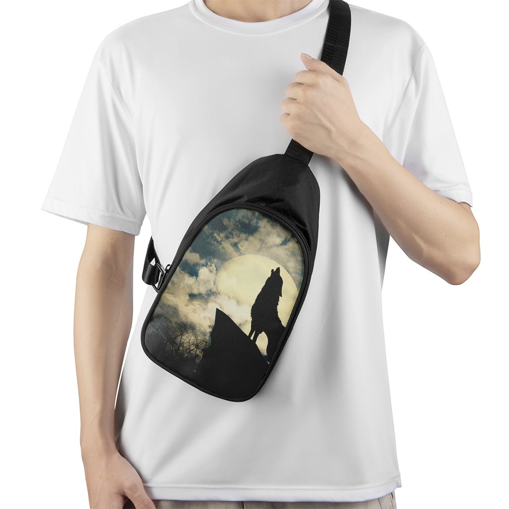 Wolf Howling At The Full Moon Print Chest Bag