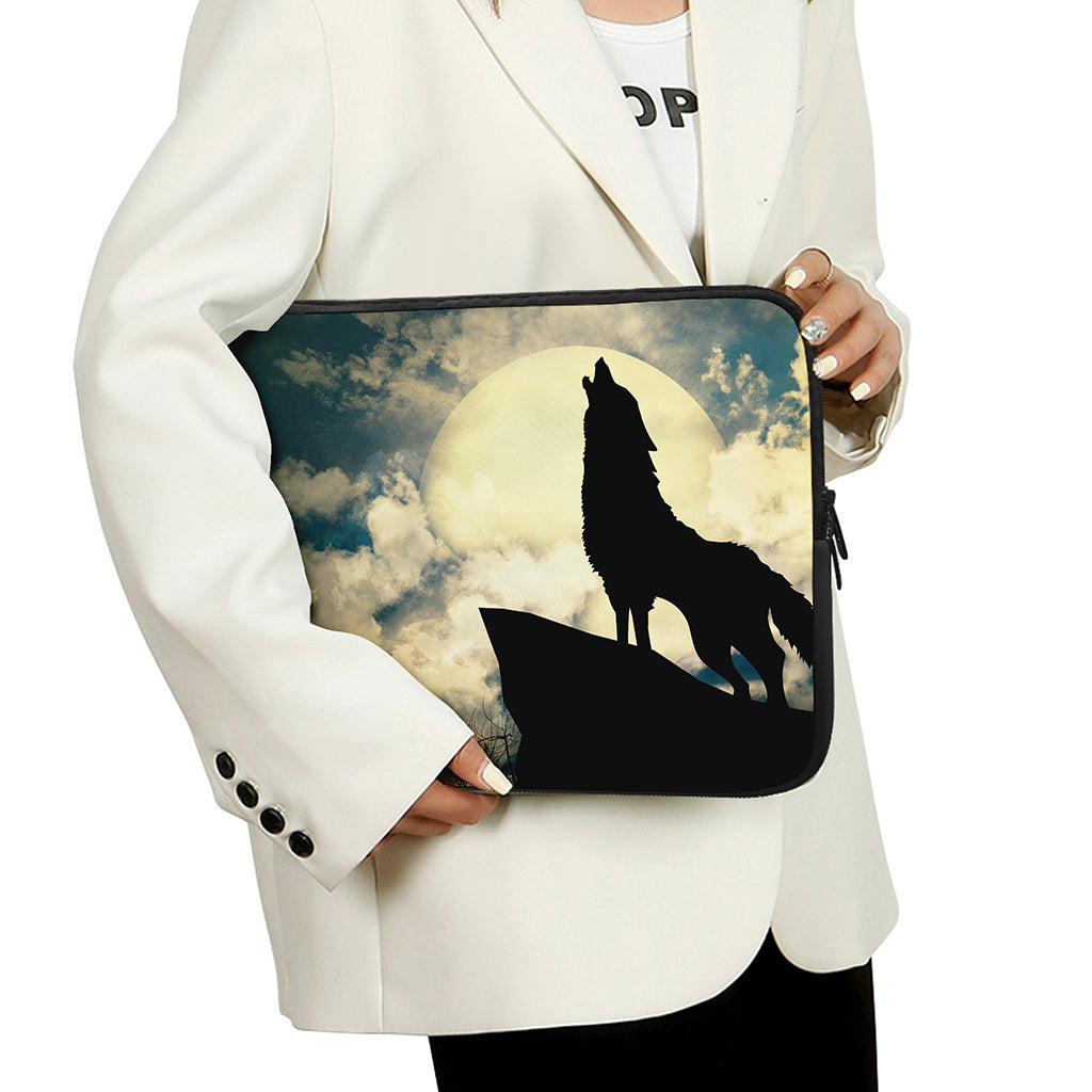 Wolf Howling At The Full Moon Print Laptop Sleeve