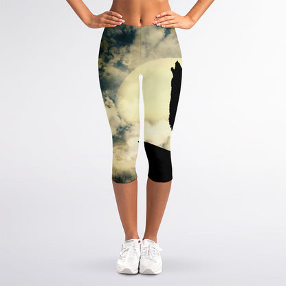 Wolf Howling At The Full Moon Print Women's Capri Leggings