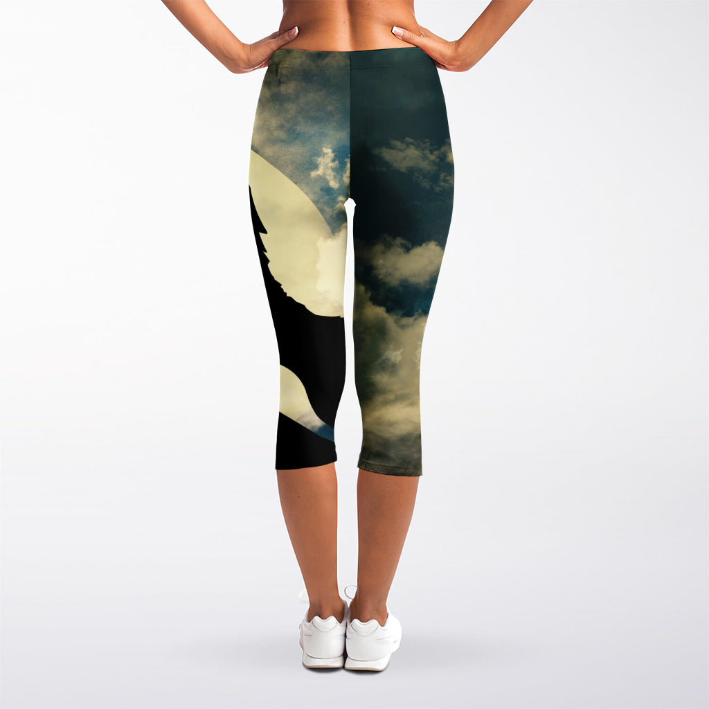 Wolf Howling At The Full Moon Print Women's Capri Leggings