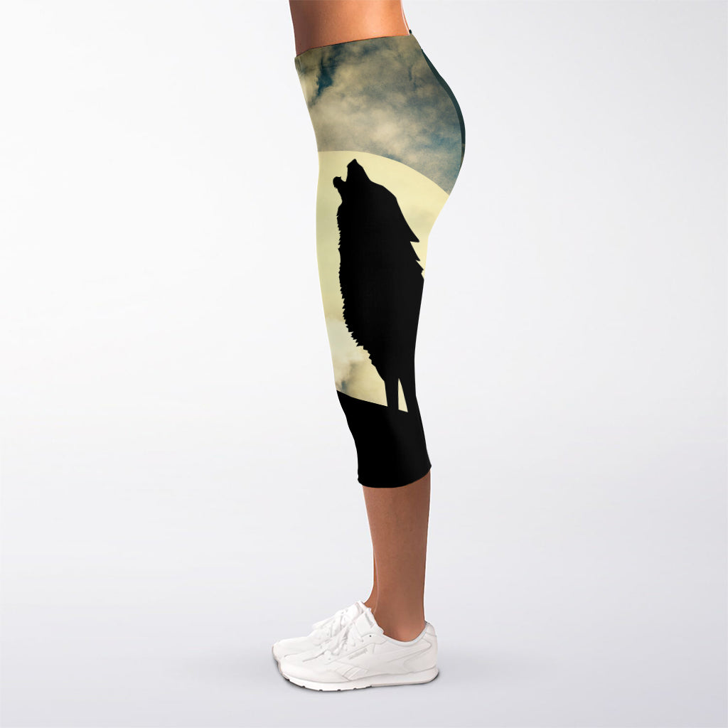 Wolf Howling At The Full Moon Print Women's Capri Leggings