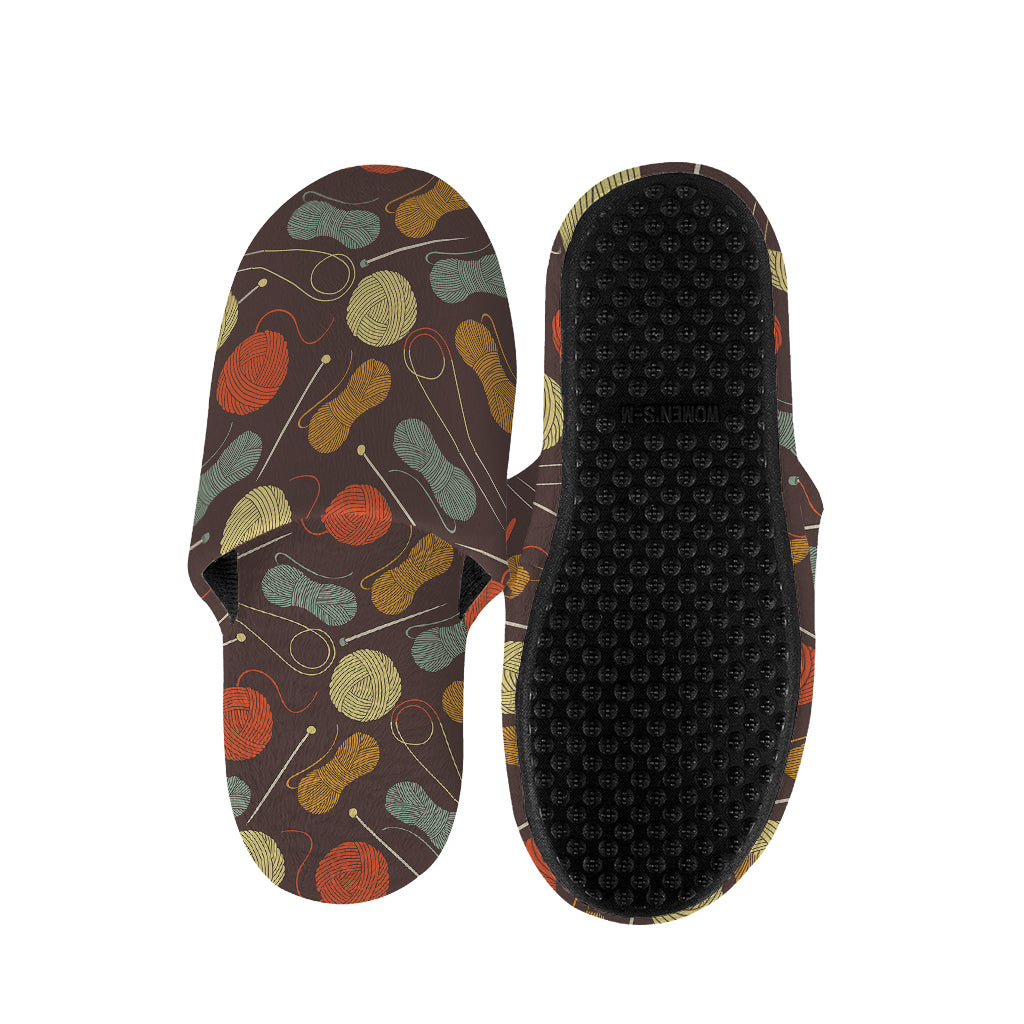 Yarn And Needle Pattern Print Slippers