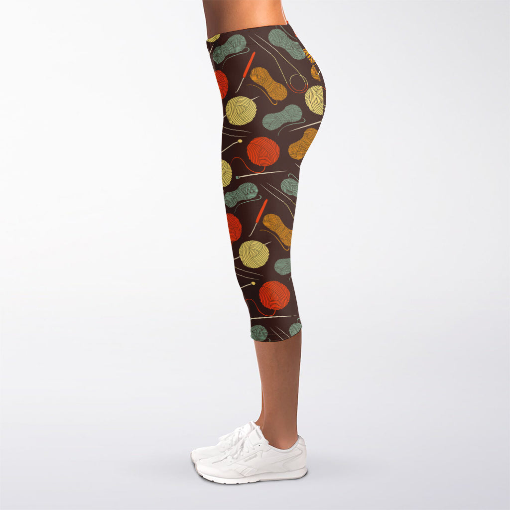 Yarn And Needle Pattern Print Women's Capri Leggings