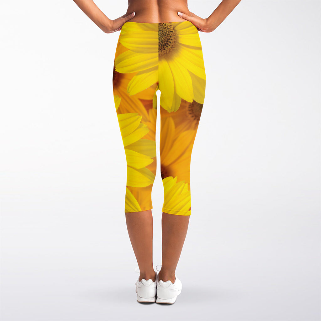 Yellow Daisy Flower Print Women's Capri Leggings