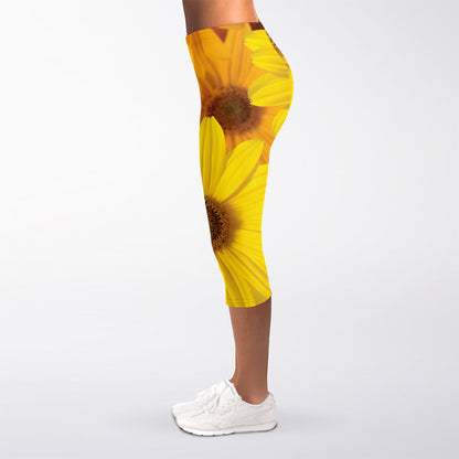 Yellow Daisy Flower Print Women's Capri Leggings