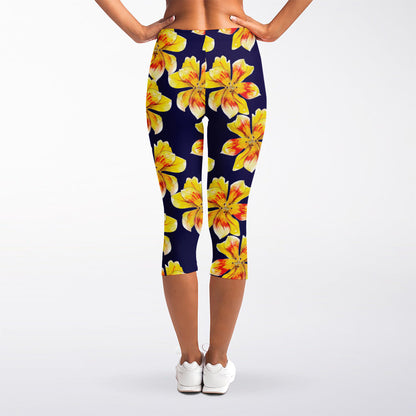 Yellow Watercolor Lily Pattern Print Women's Capri Leggings