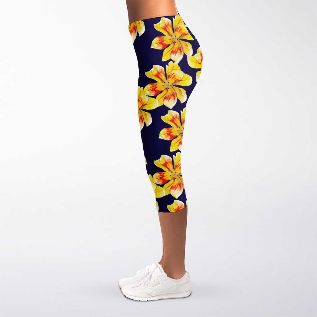 Yellow Watercolor Lily Pattern Print Women's Capri Leggings