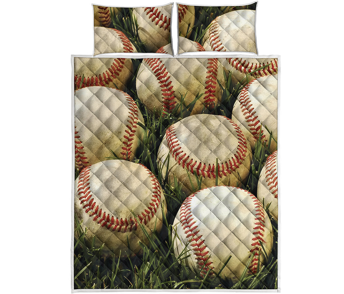 Baseballs On Field Print Quilt Bed Set