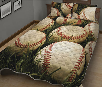 Baseballs On Field Print Quilt Bed Set