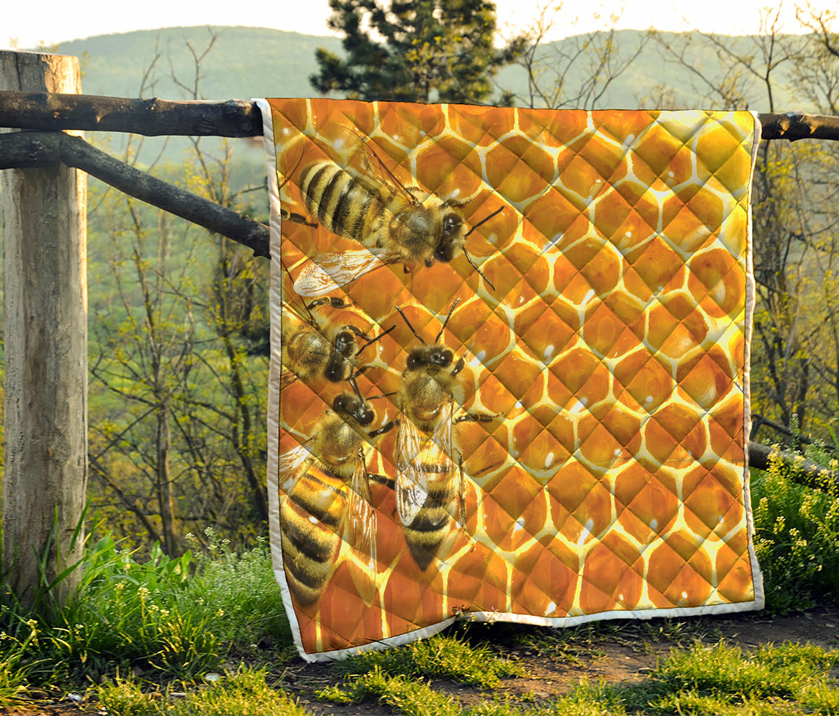 Bees And Honeycomb Print Quilt