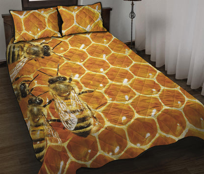 Bees And Honeycomb Print Quilt Bed Set