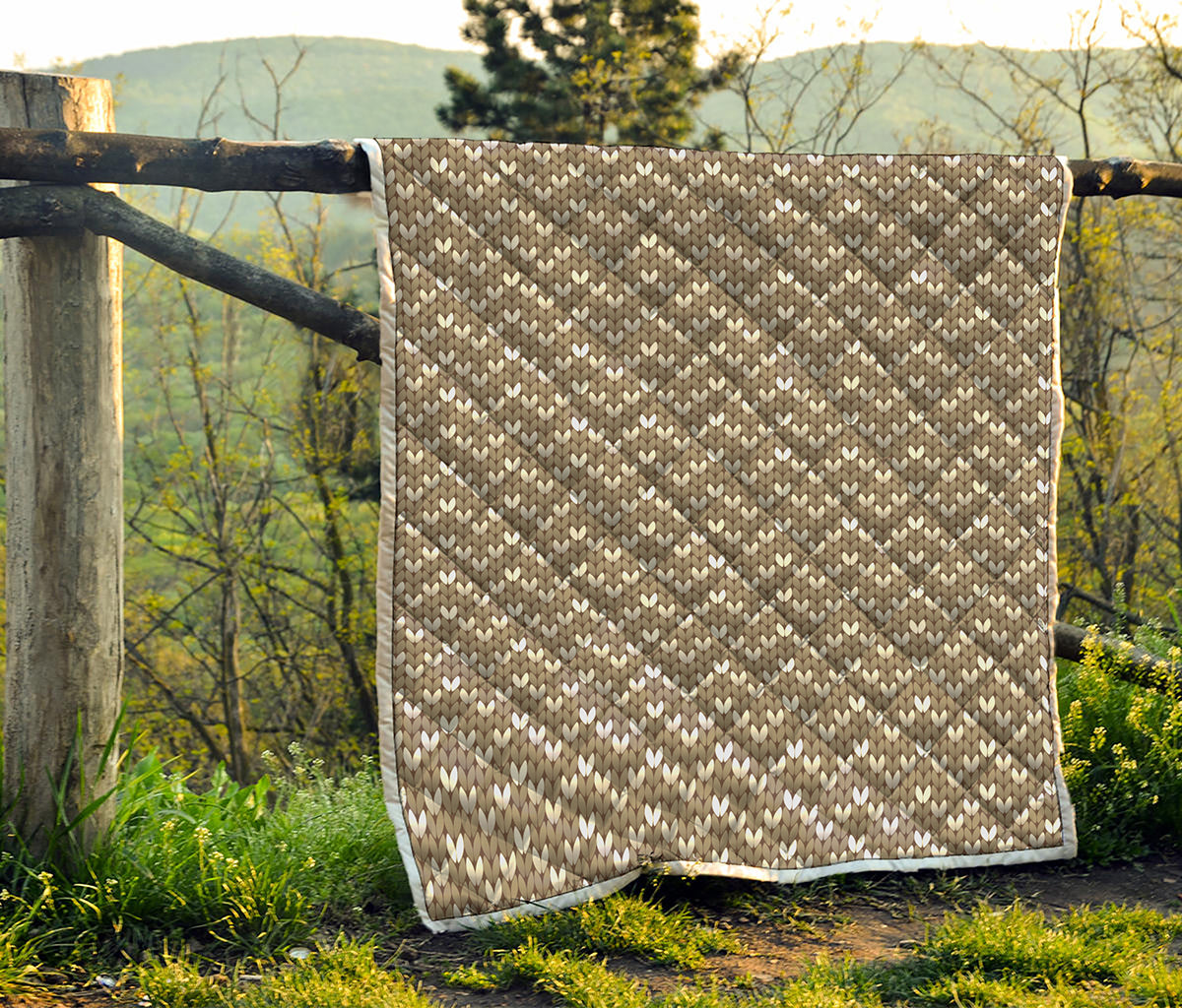 Beige And White Knitted Pattern Print Quilt