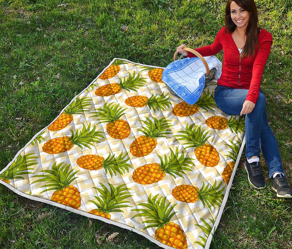 Beige Zig Zag Pineapple Pattern Print Quilt
