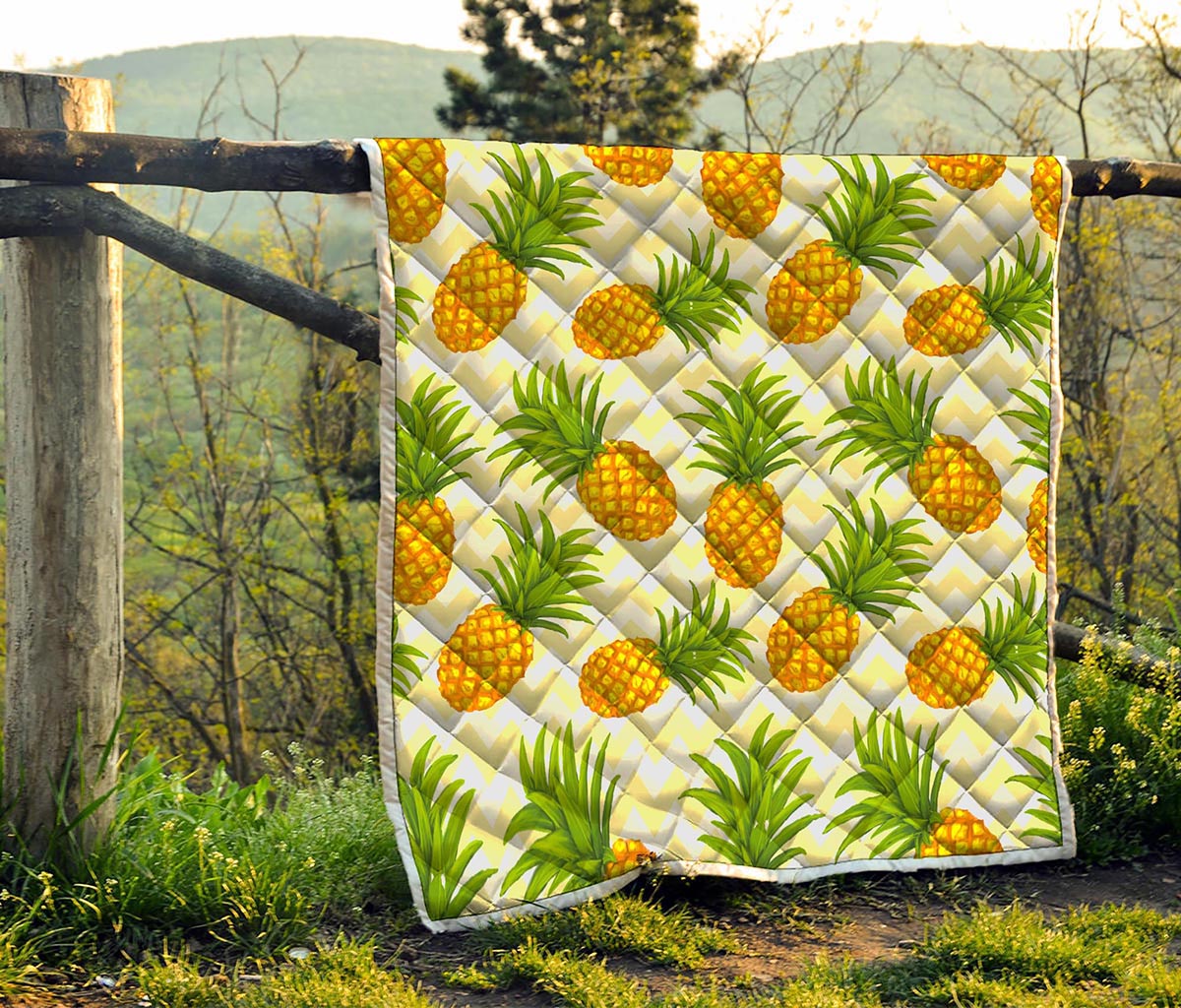 Beige Zig Zag Pineapple Pattern Print Quilt