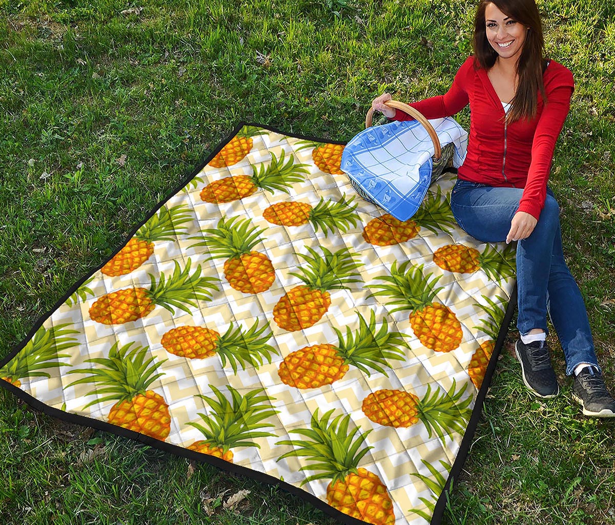Beige Zig Zag Pineapple Pattern Print Quilt